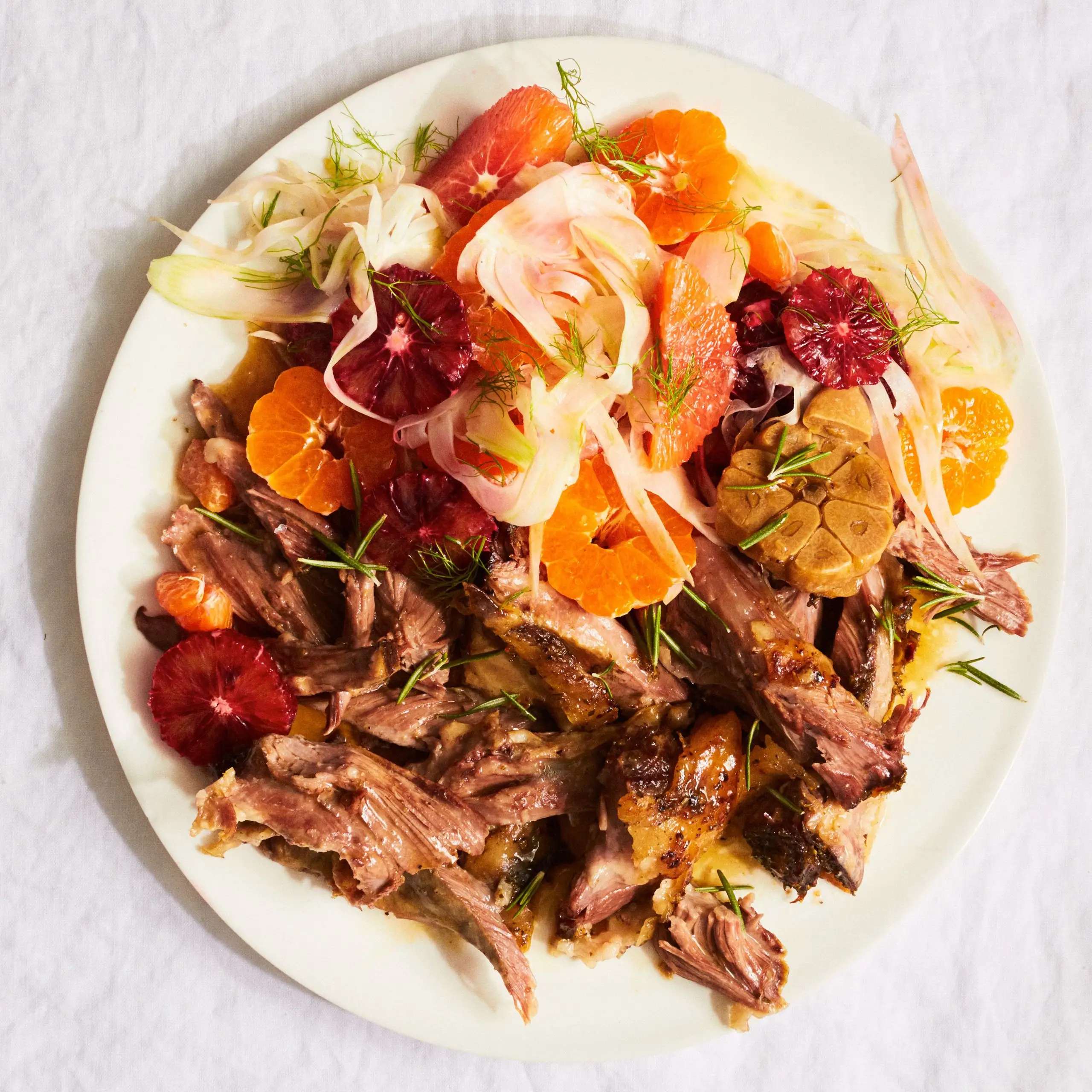 Ombro de cordeiro com salada de merda cítrica