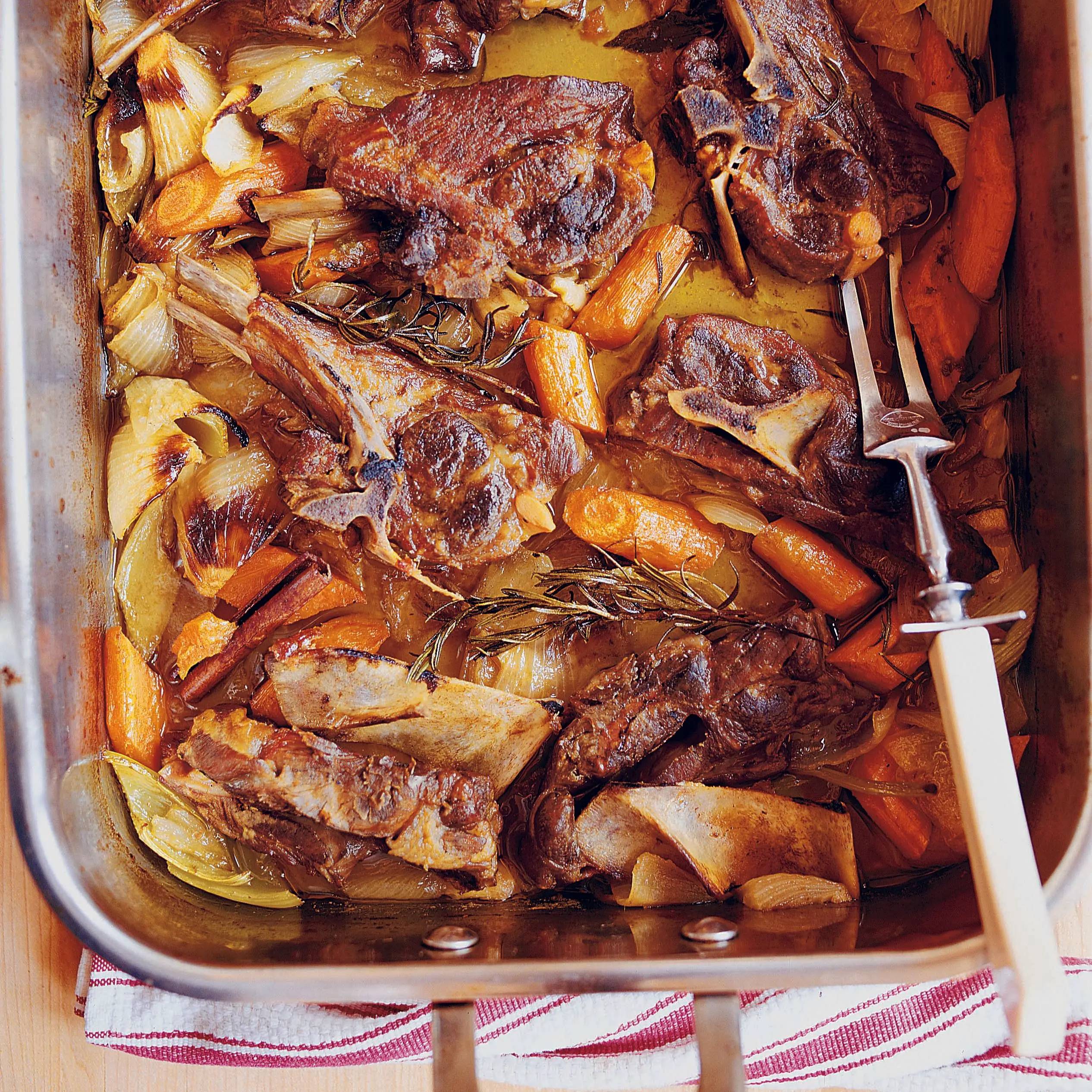 Shouder de cordeiro assado (cordeiro de leite com leite)