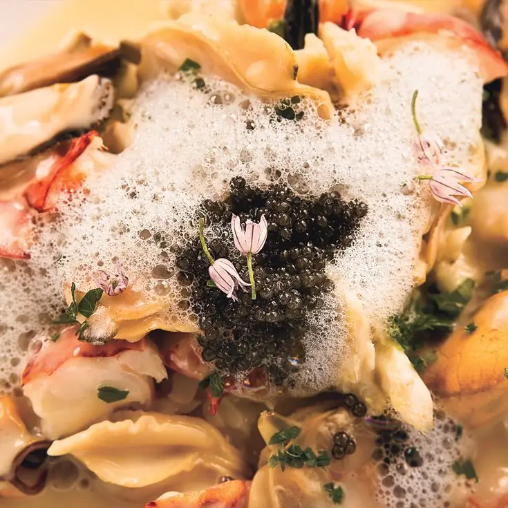 Mariscos com caldo de manteiga e emulsão de mel