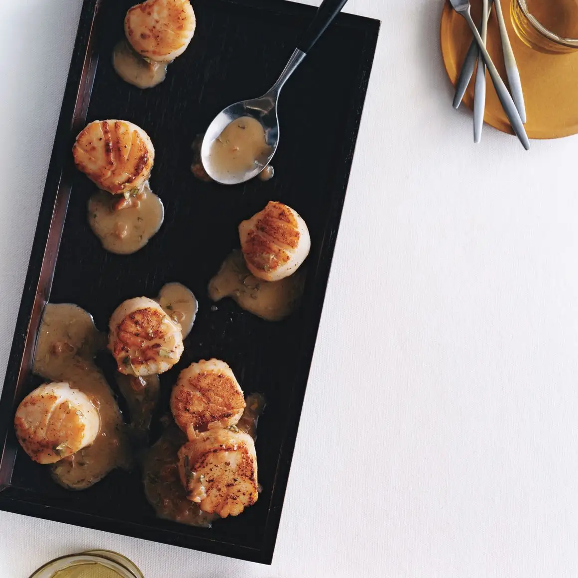 Vieiras grelhadas com molho de barragão