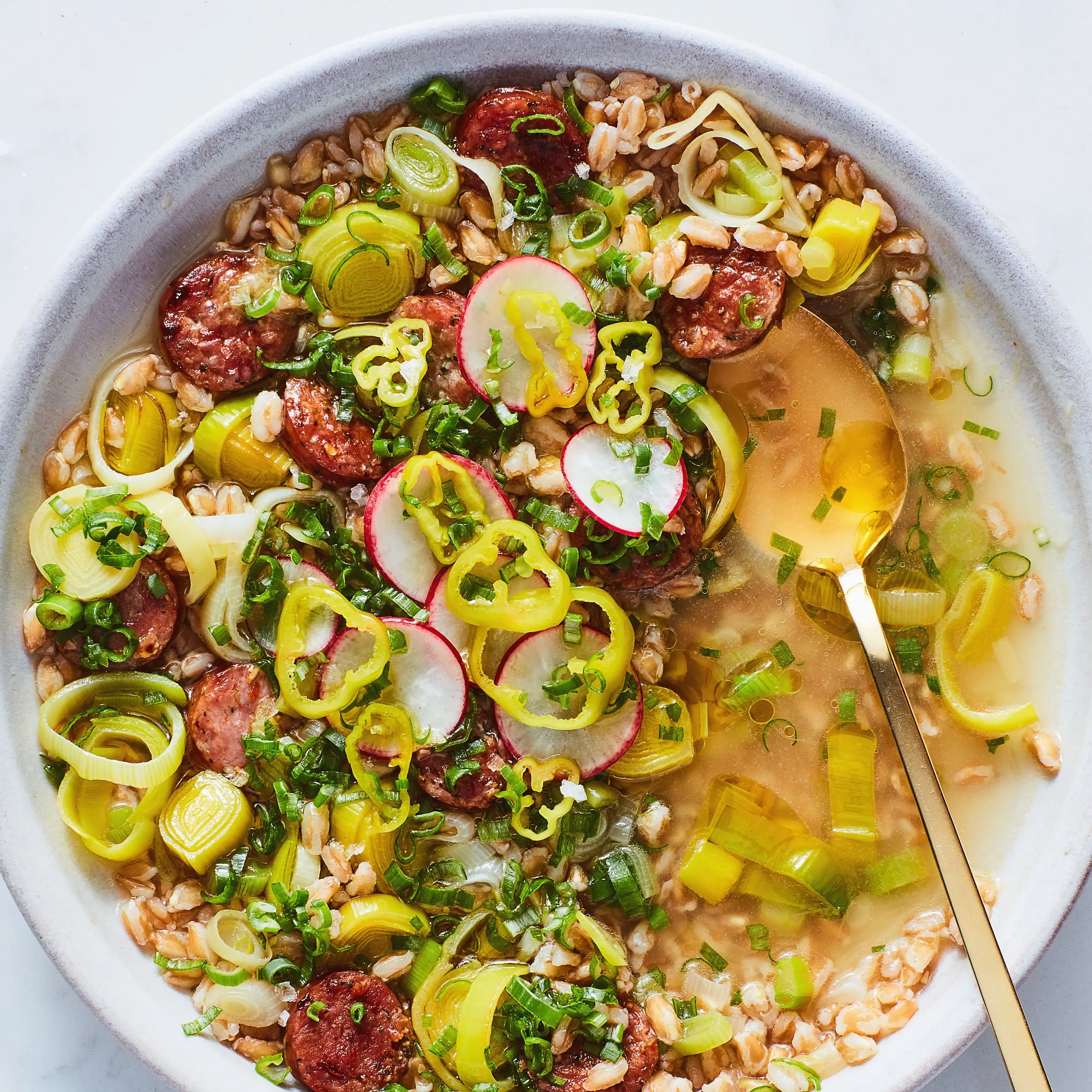 Instant Pot Brothy Farro com salsicha e alho -poró