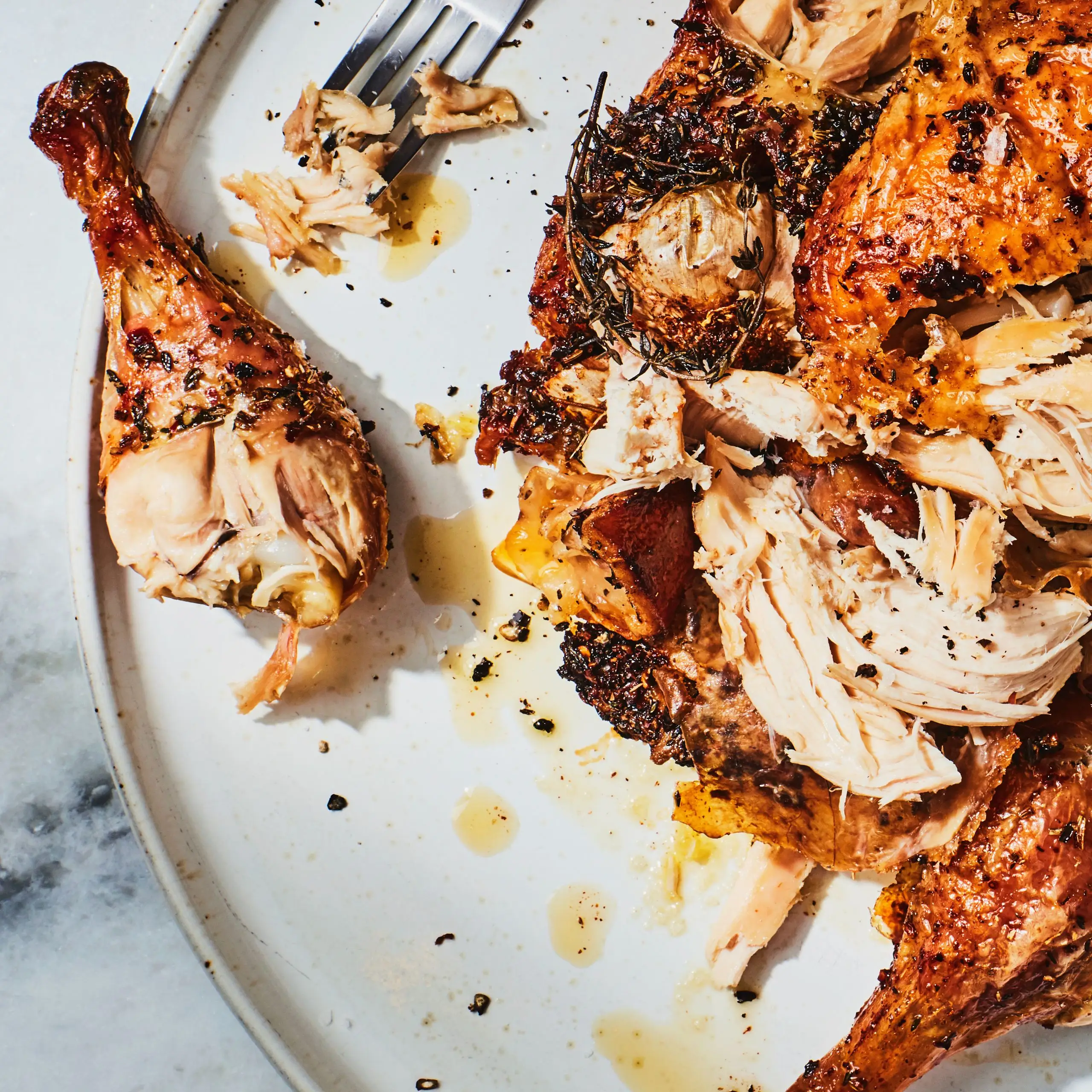 Frango e batatas e batatas falsas com ervas