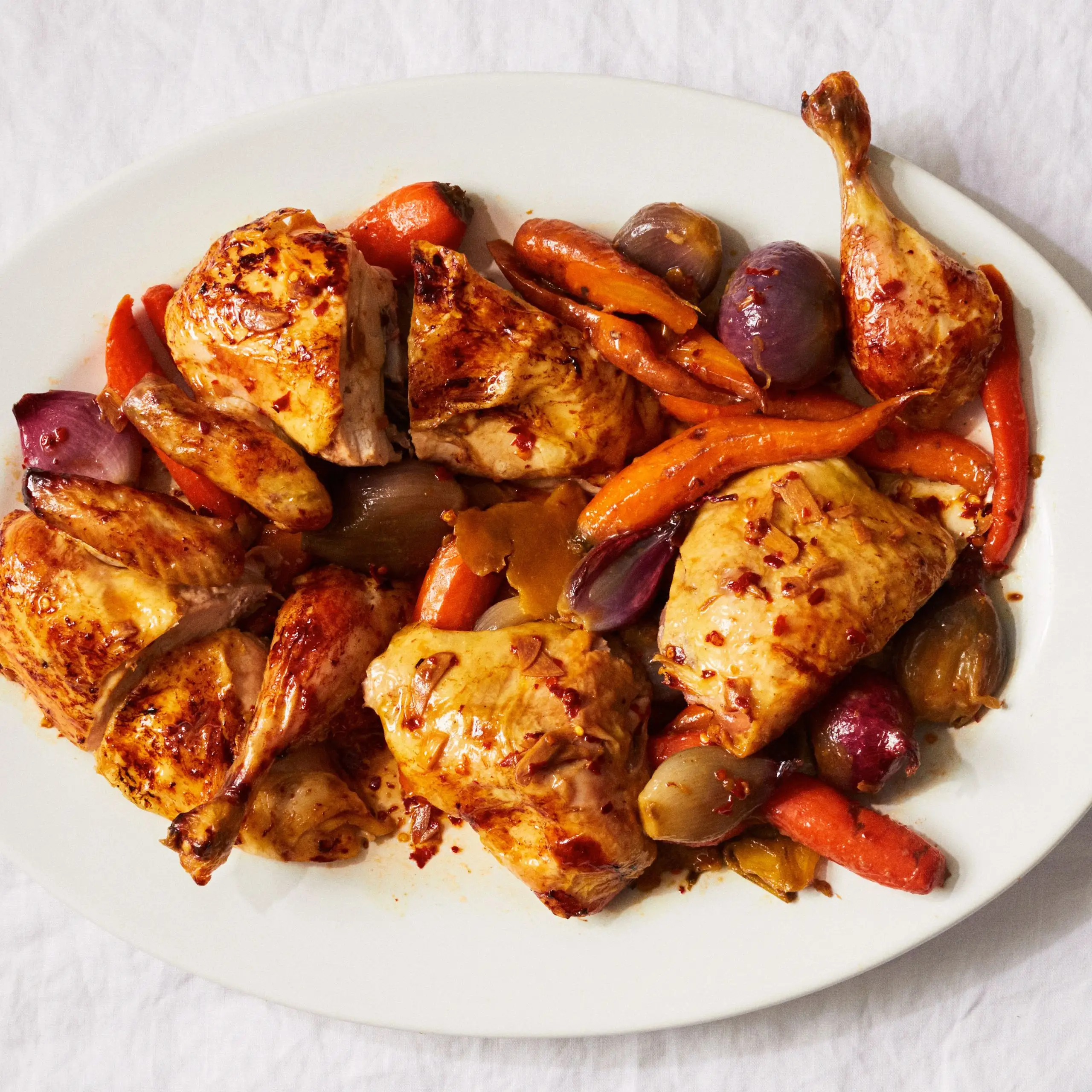 Frango assado lento com cenouras e gengibre com vias de mel e gengibre