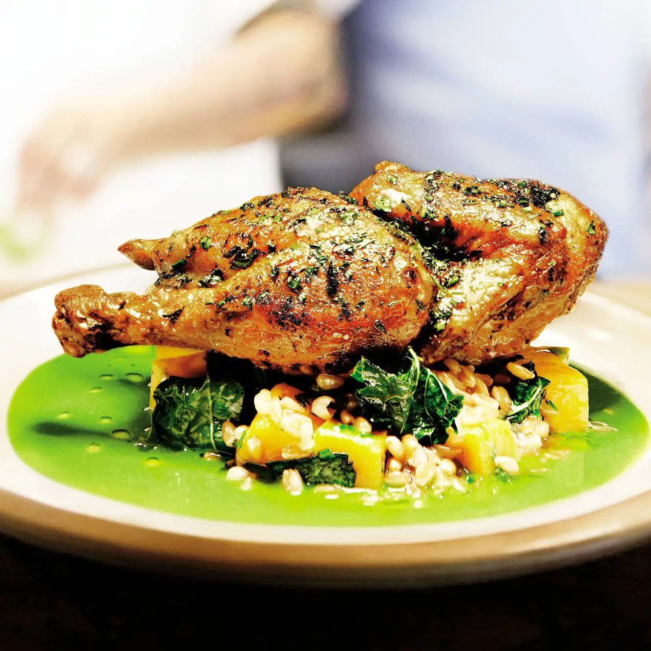 Frango assado com frigideira com farro e pistou de erva