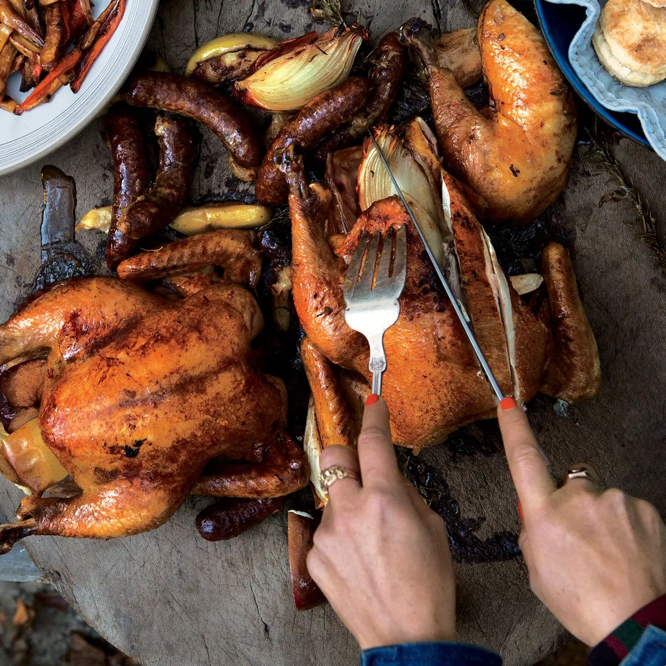 Galinhas assadas e salsichas para uma multidão