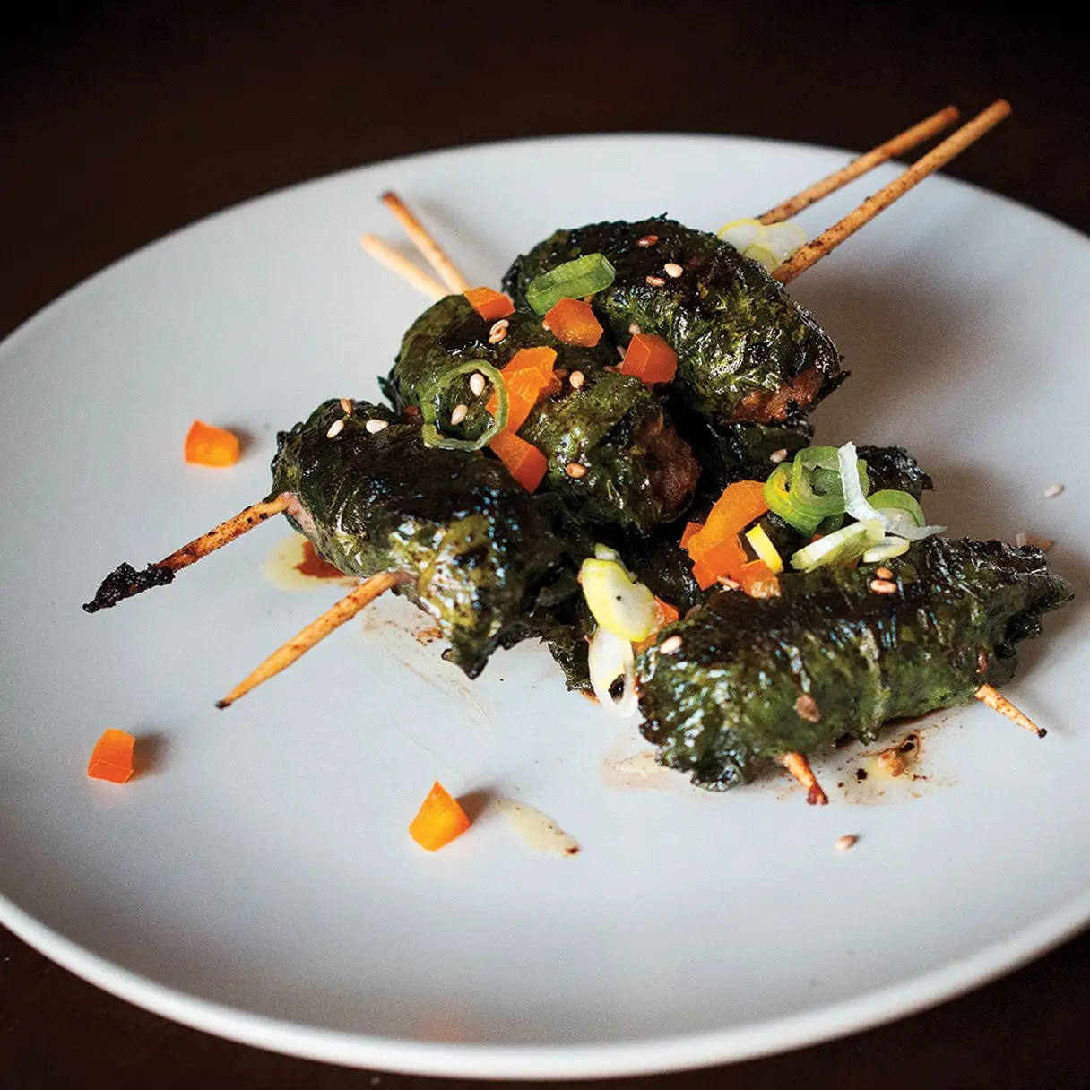 Carne grelhada embrulhada em folhas de gergelim (Bo la lote)