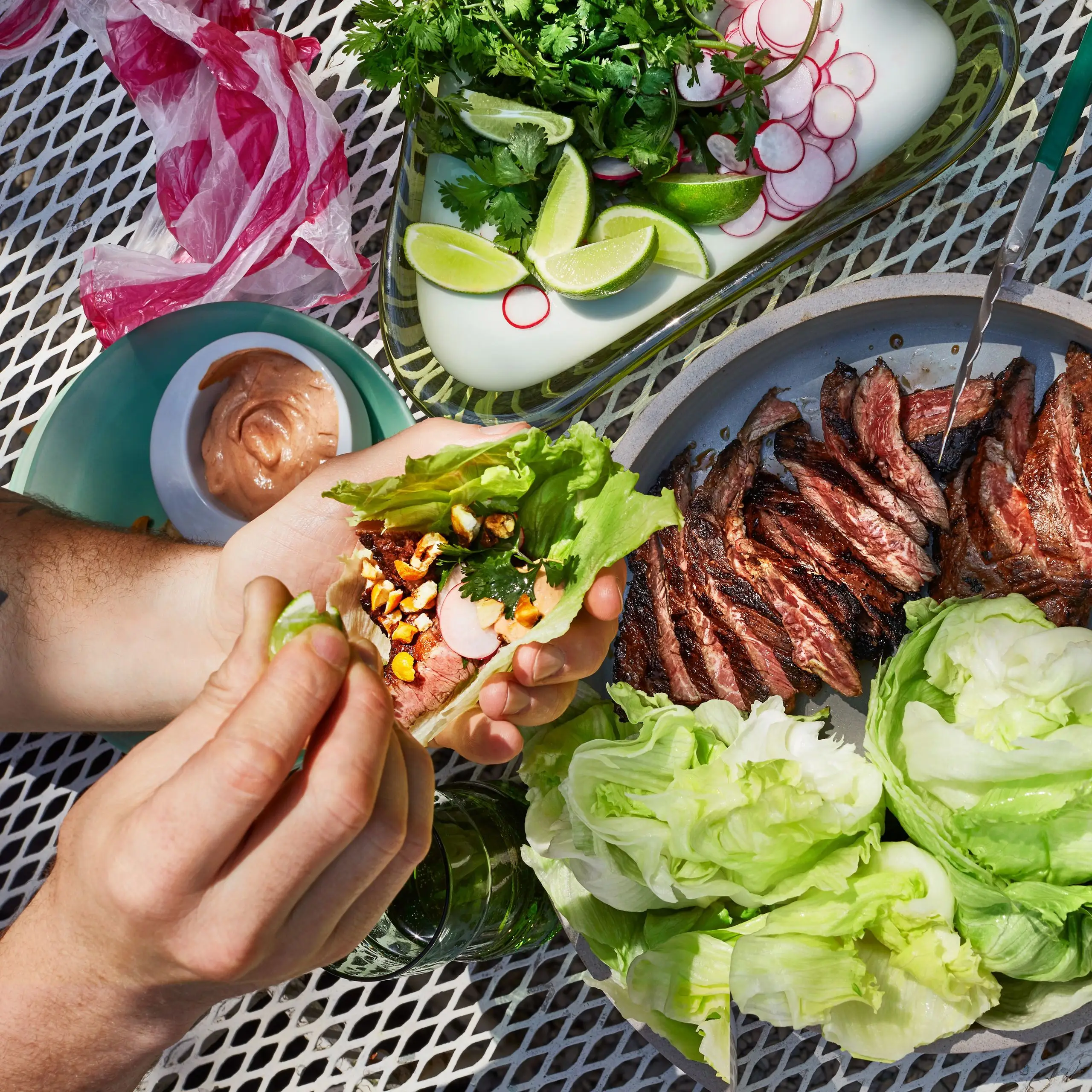 Salada de bife picante envolvente