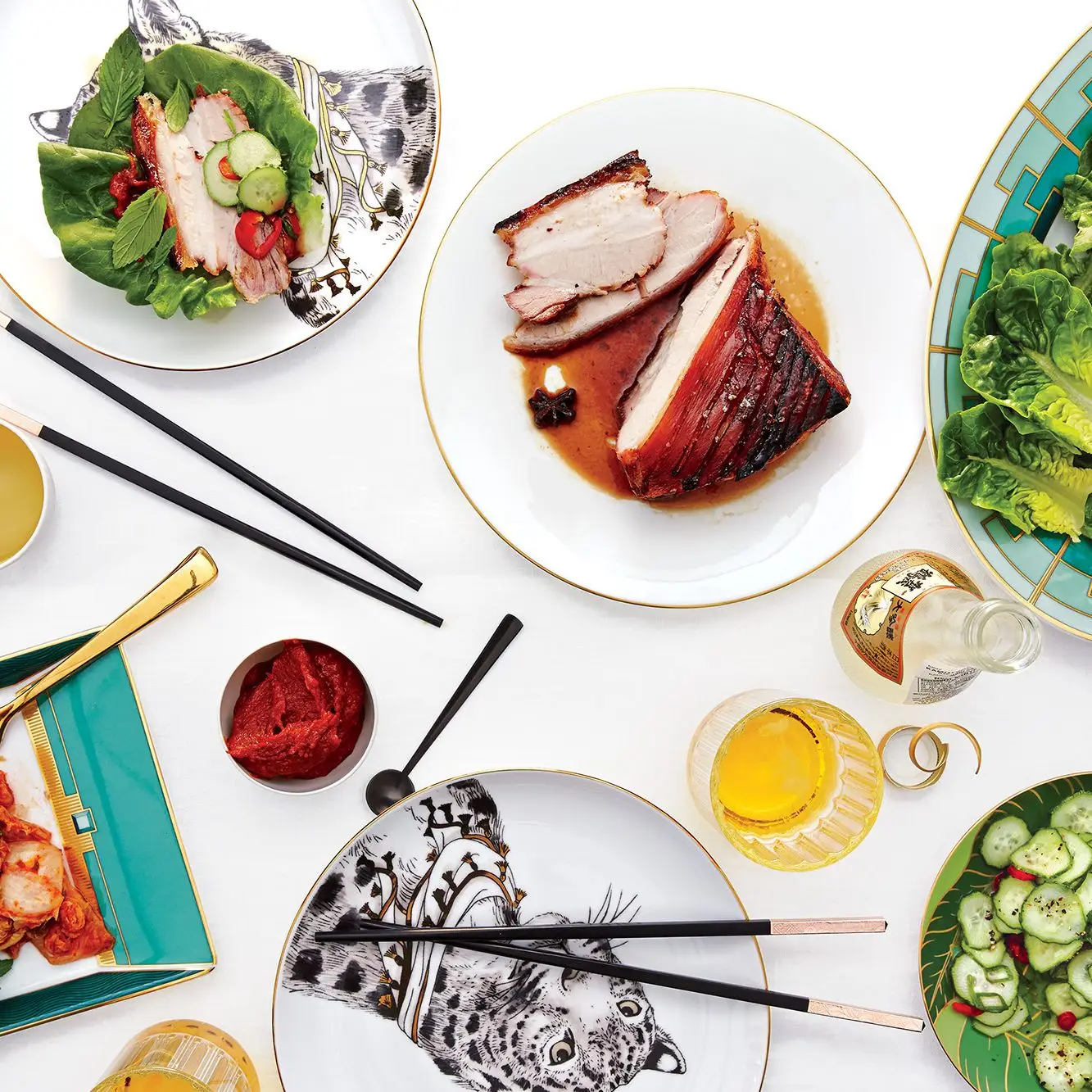 Alface de porco crocante envolve -se com pepinos picantes