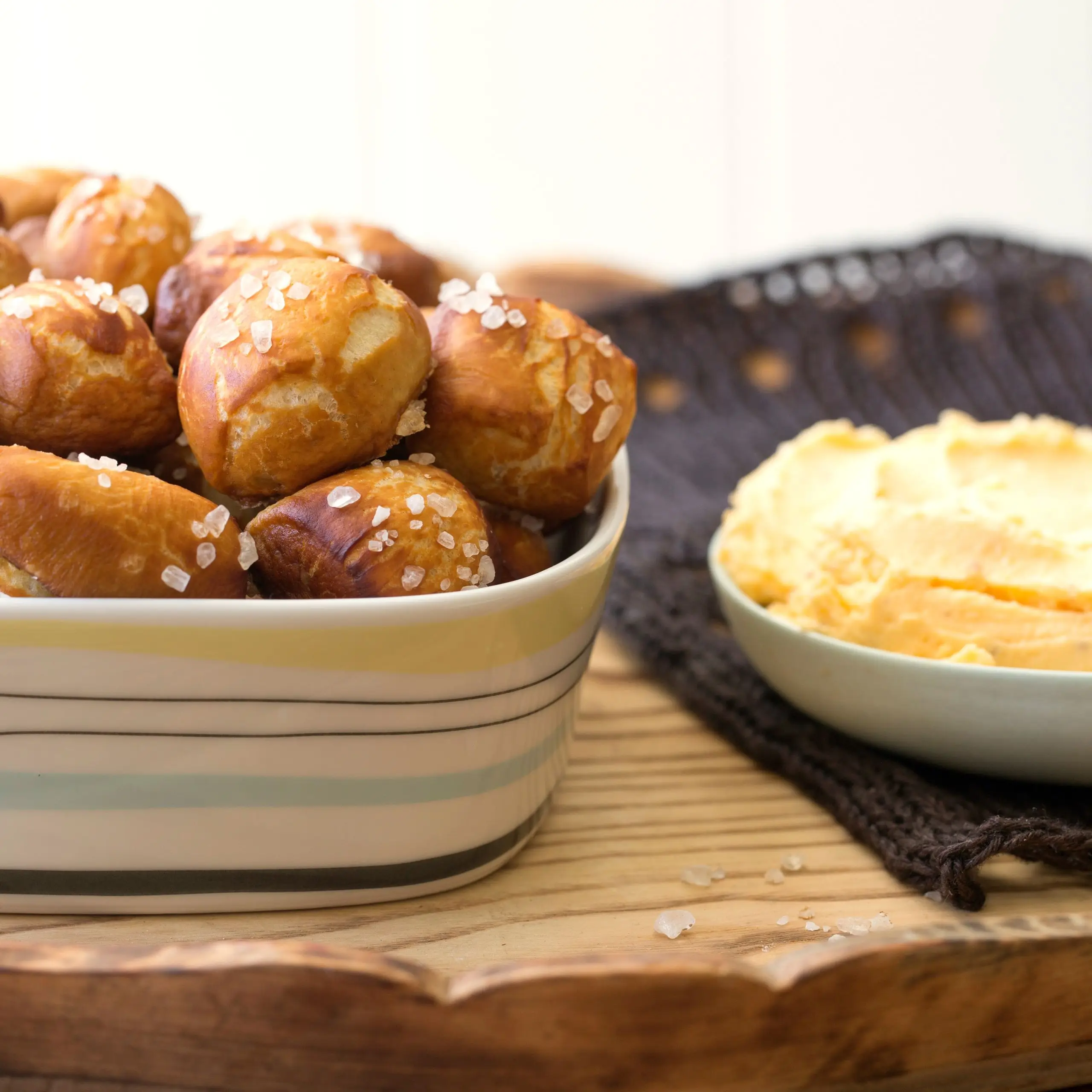 Pretzel morde com molho de cheddar rápido