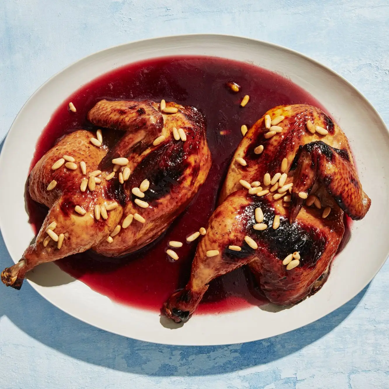 Frango com abrangência de romã com pinhões amanteigados