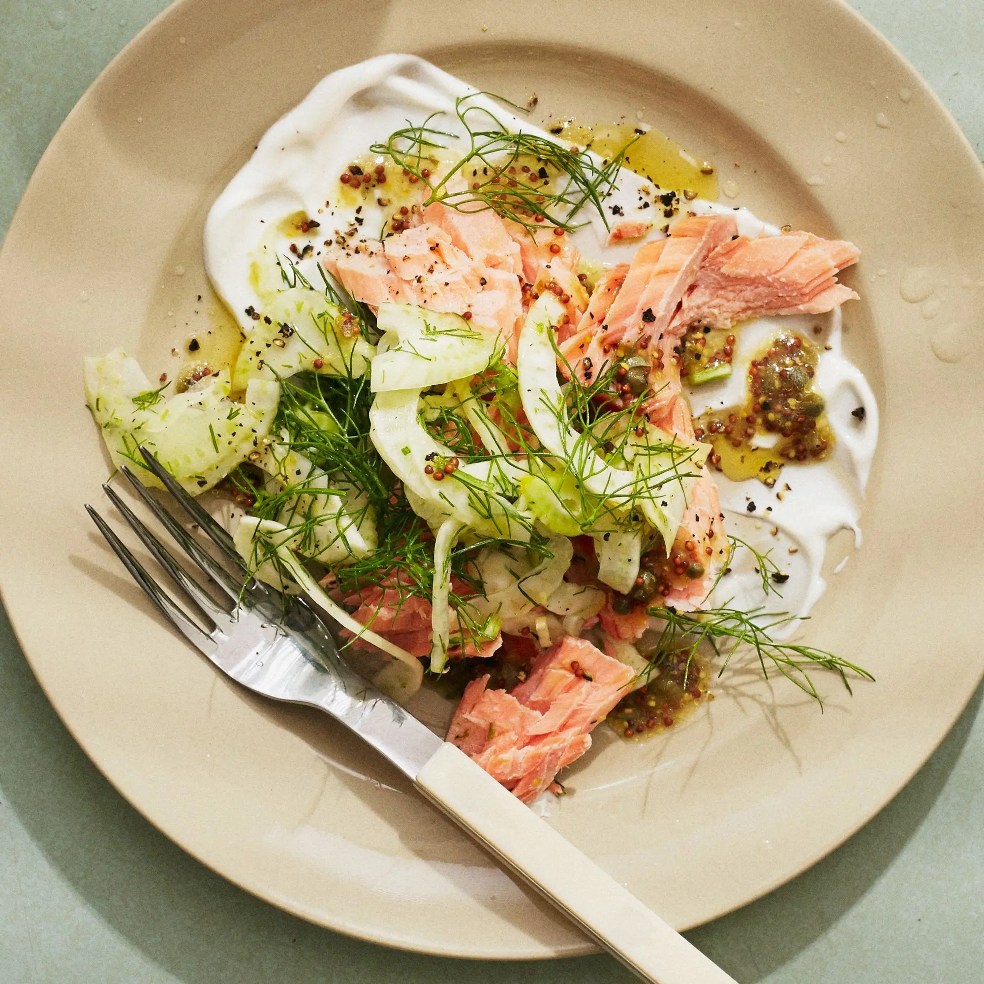 Salmão defumado com iogurte salgado e erva-doce