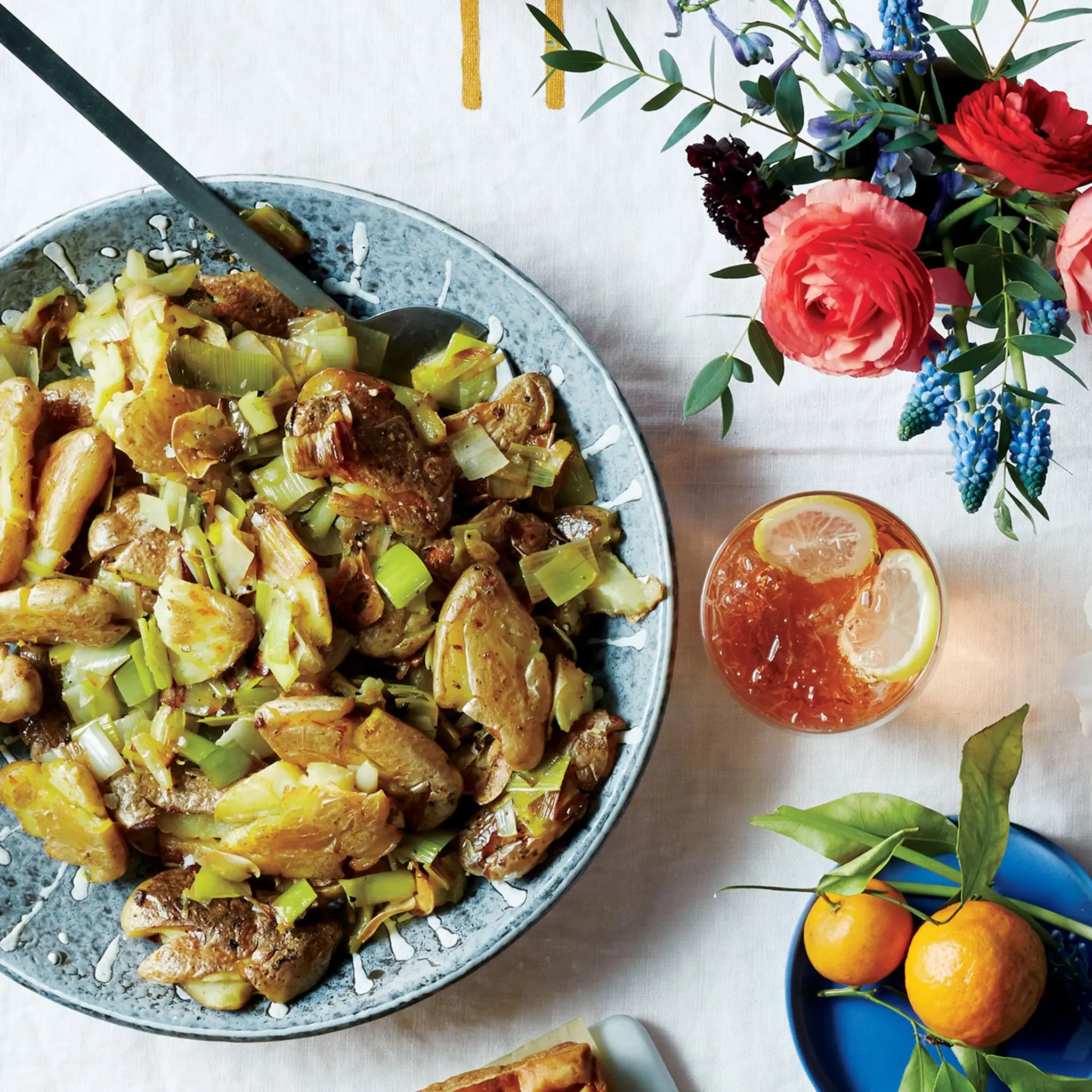 Kartoffeln, die in gekochtem Zeitpunkt mit Knoblauch und grünem Knoblauch enthalten sind