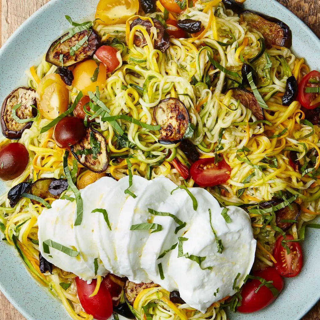 Abobrinha 'macarrão' com berinjela e tomate