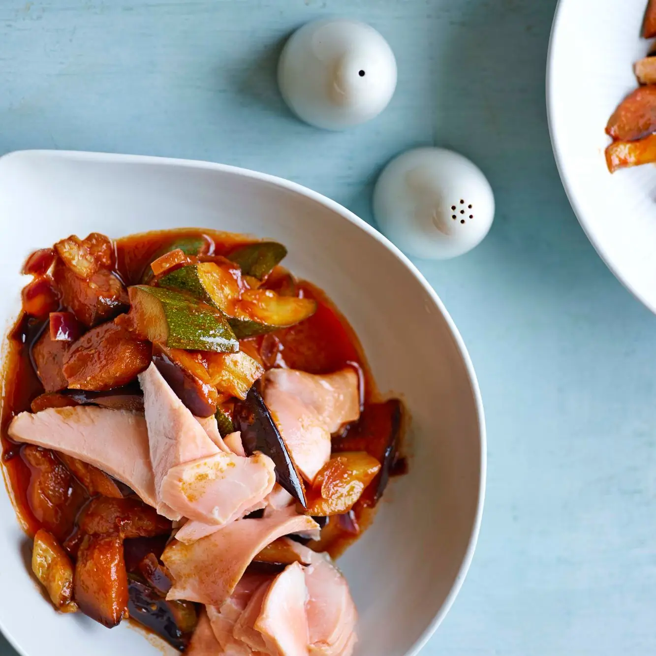 Salmão escalfado rápido com rápido rato-a-touille